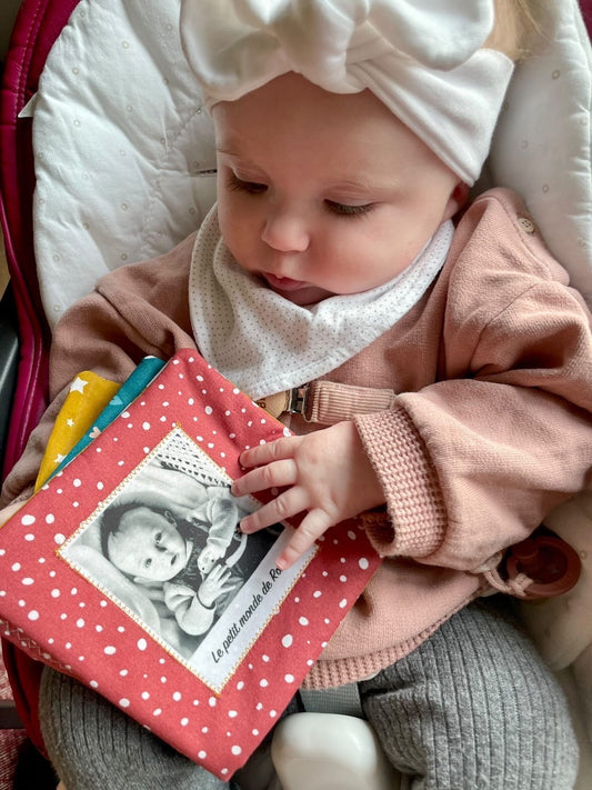 dées cadeaux de naissance originaux, livre photo en tissu personnalisé mOn livre doudou fabriqué en Bretagne