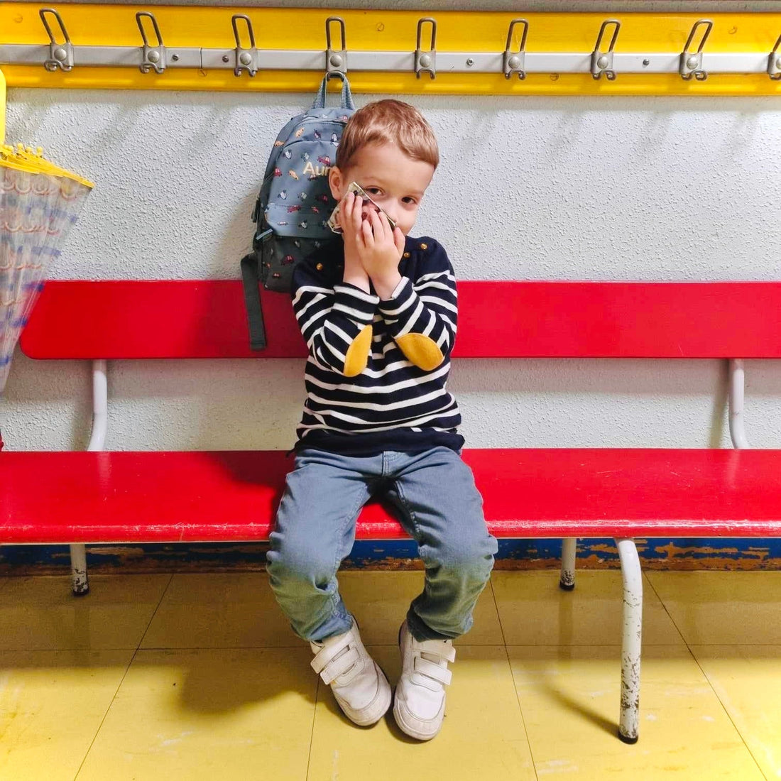 Bébé à la crèche avec son livre doudou personnalisé mOn livre doudou, objet transitionnel rassurant