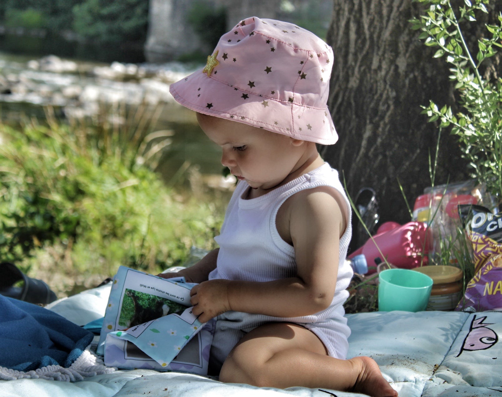 bébé qui voit sa famille sur un livre photo en tissu